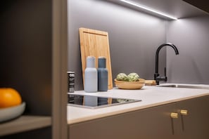 Standard-Apartment, 1 Queen-Bett, Küche (Full Kitchen, Smart) | Eigene Kochnische | Großer Kühlschrank, Mikrowelle, Herdplatte, Geschirrspüler