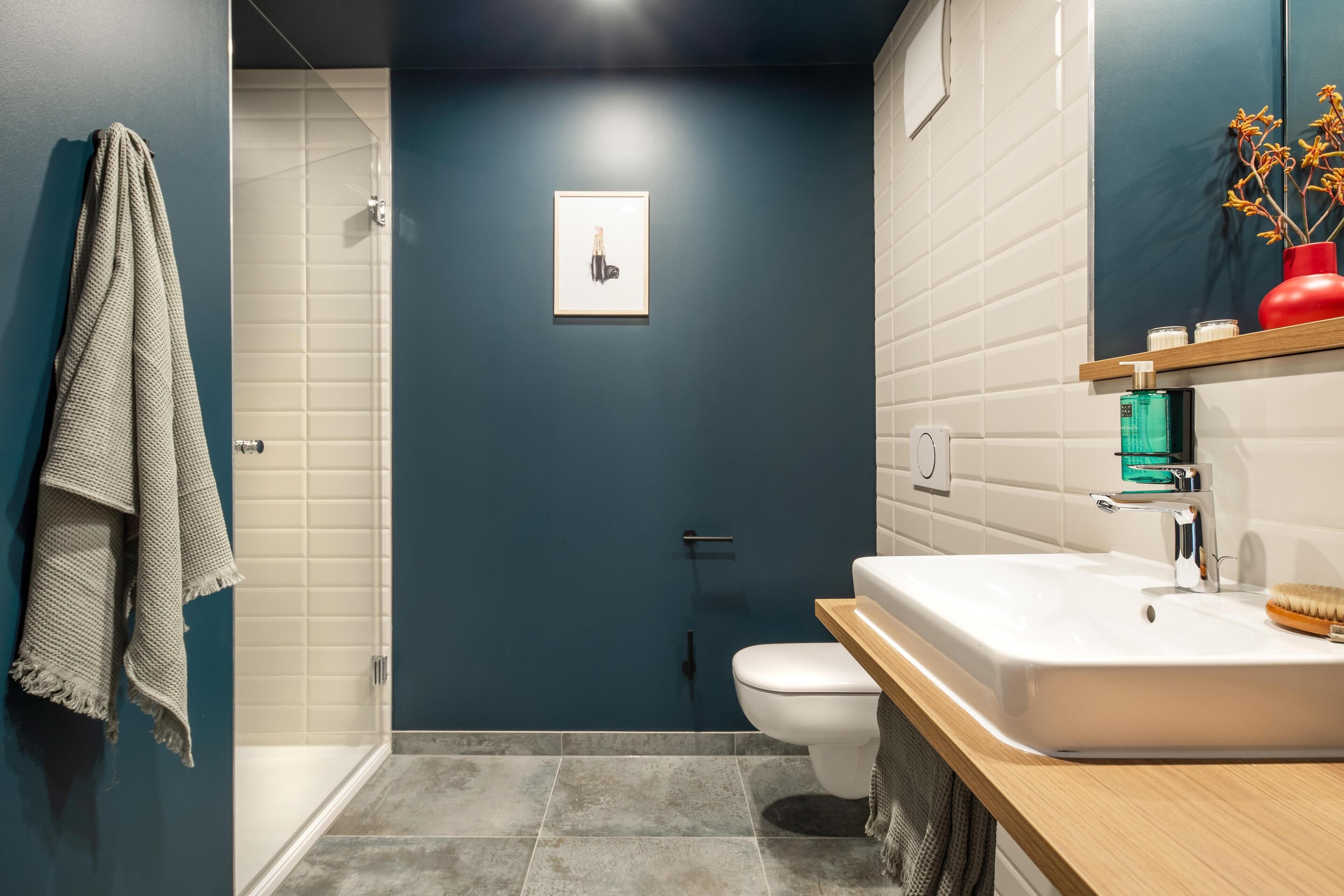 Dusch, hårtork, handdukar och tvål