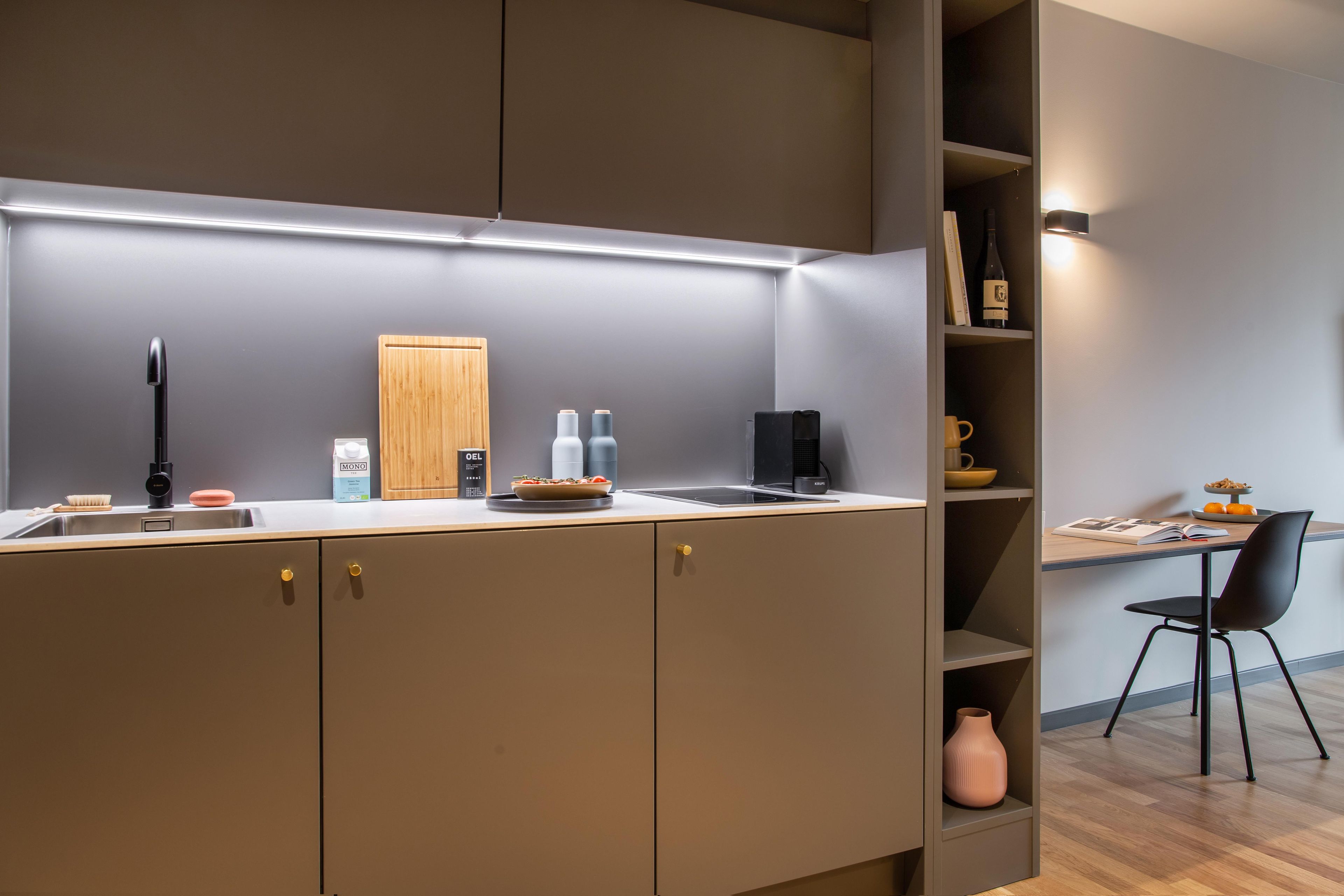 Standard-Apartment, 1 Queen-Bett, Küche (Full Kitchen) | Eigene Kochnische | Großer Kühlschrank, Mikrowelle, Herdplatte, Geschirrspüler