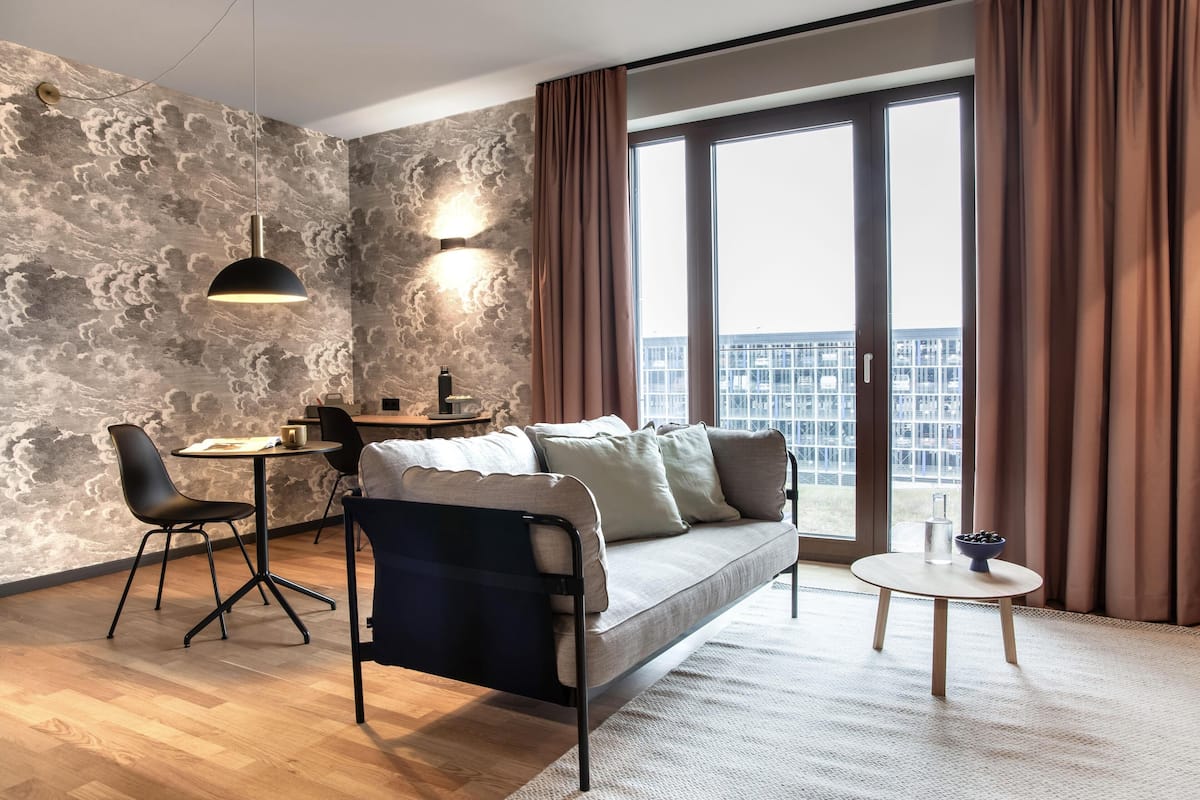 Allergiatestatut vuodevaatteet, tallelokero huoneessa, työpöytä