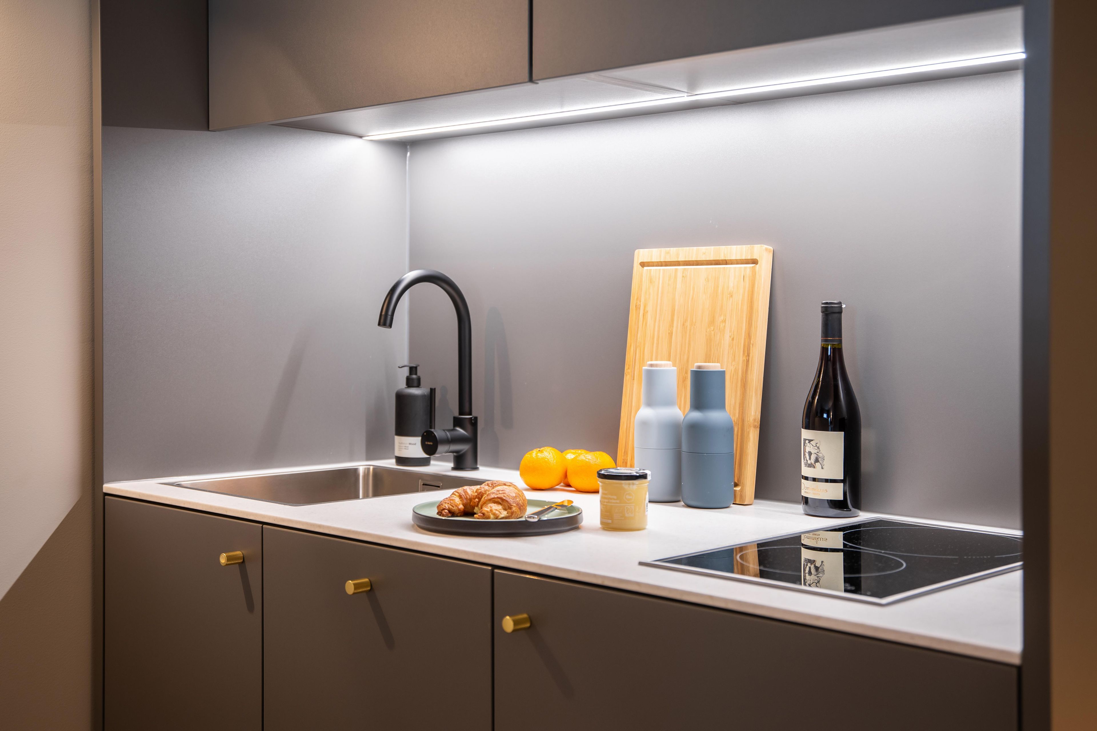Standard Apartment, 1 Queen Bed, Kitchen (Full Kitchen) | Private kitchenette