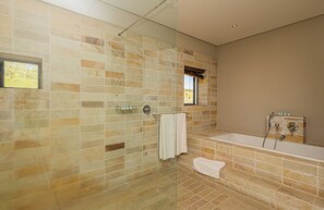 Habitación superior | Baño | Ducha y bañera combinadas, cabezal de ducha tipo lluvia, bidé y toallas