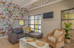 Superior-rum | Vardagsrum | 35-tums LED-tv med kabelkanaler och tv