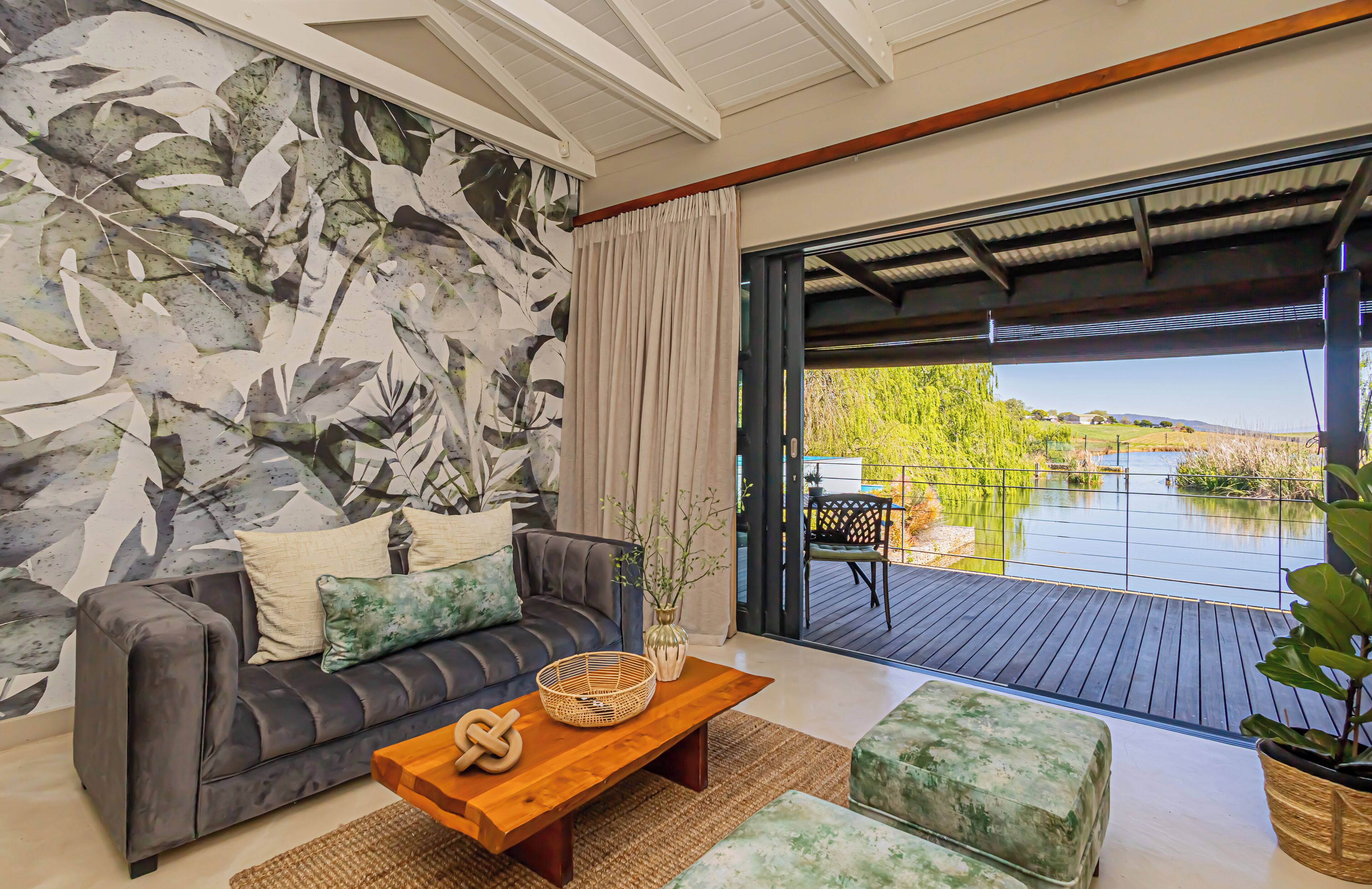 豪華客房 | 起居區 | 35-吋LED 液晶電視、有線頻道、電視