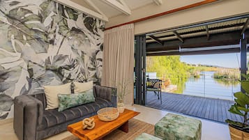 Habitación Deluxe | Área de sala de estar | Televisión LED de 35 pulgadas con canales por cable y televisión