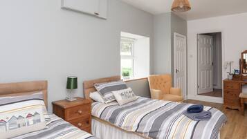 Cottage | 2 bedrooms, individually decorated, individually furnished, free WiFi