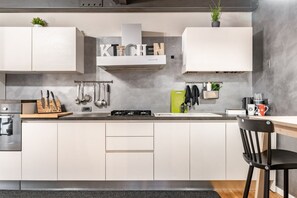 Four, plaque de cuisson, lave-vaisselle, cafetière/bouilloire