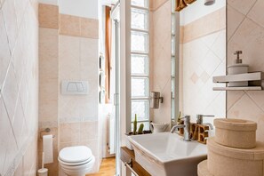 Shower, hair dryer, bidet - GuestHost - New Fortress Lovely Duplex Apartment (Livorno)