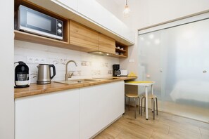 Microwave, coffee/tea maker, cookware/dishes/utensils - Apartments Krakow Topolowa by Renters (Kraków)