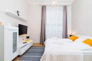 1 bedroom, bed sheets - Apartments Krakow Topolowa by Renters (Kraków)