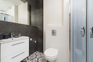 Shower, towels - Apartment Krakow Mazowiecka (Kraków)