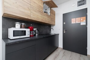 Microwave, coffee/tea maker, cookware/dishes/utensils - Apartment Krakow Mazowiecka (Kraków)