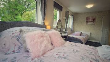 Iron/ironing board, free WiFi, bed sheets