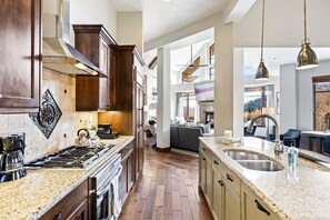 Appartamento, 1 letto king con divano letto, idromassaggio, vista montagna | Cucina privata | Frigorifero, microonde, forno, piano cottura