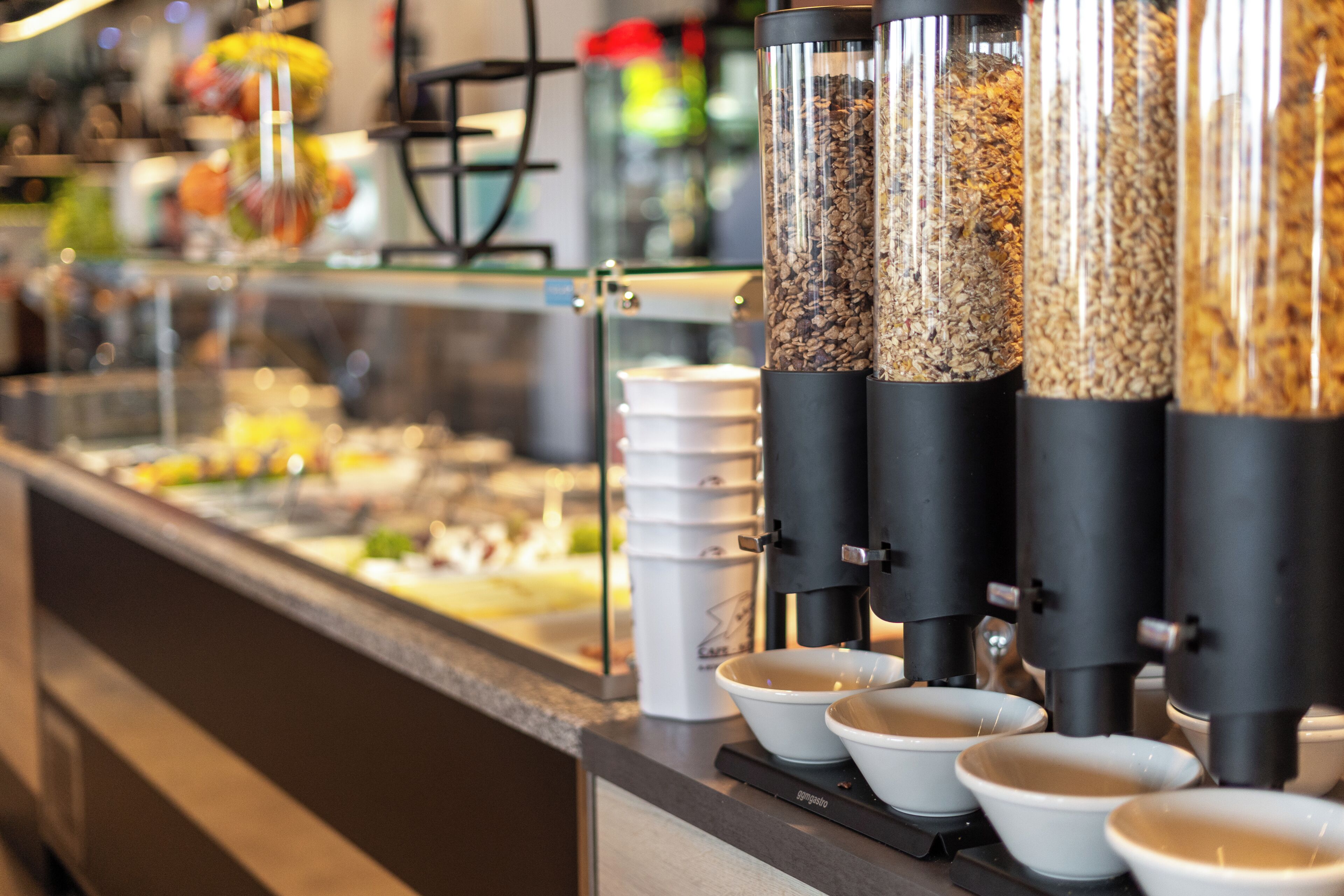 Un espace dédié au café, équipé de plusieurs distributeurs et de nombreuses tasses.