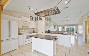 冷蔵庫、電子レンジ、オーブン、コンロ