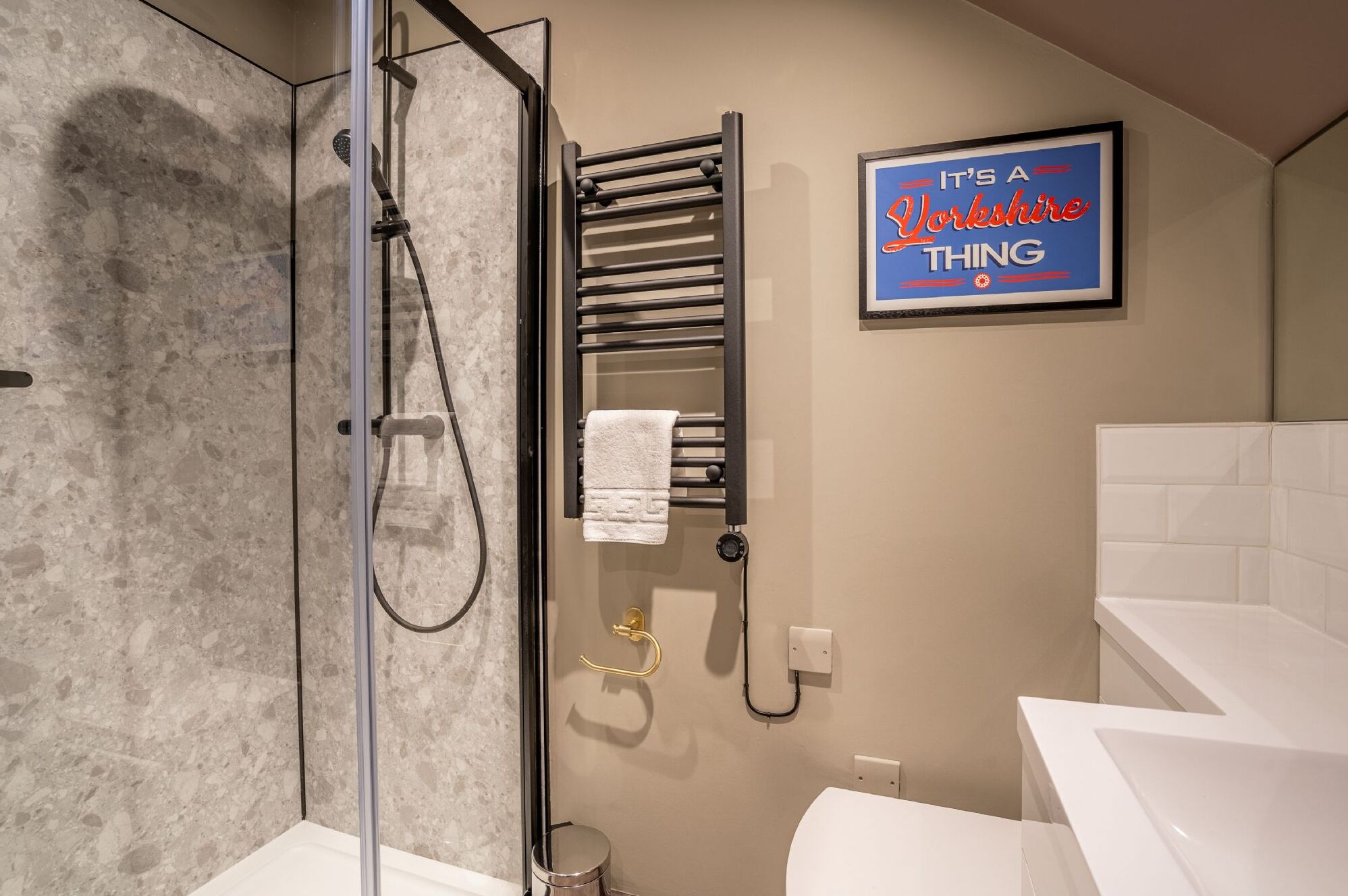 Suihku, hiustenkuivaaja, pyyhkeet