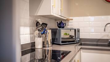 Refrigerador, microondas, horno, placa de cocina