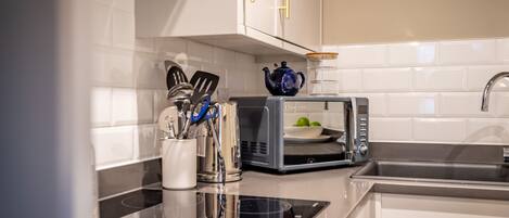 冷蔵庫、電子レンジ、オーブン、コンロ