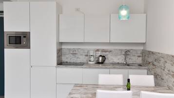 Appartamento (Garda) | Cucina privata | Frigorifero con congelatore, microonde, lavastoviglie