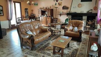 Tv, pejs, dvd-afspiller, bøger