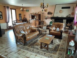 Tv, pejs, dvd-afspiller, bøger