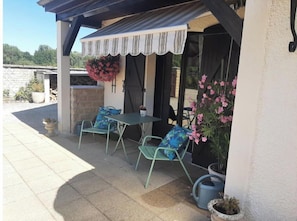 Outdoor dining - La Poulette (Ancy-le-Libre)