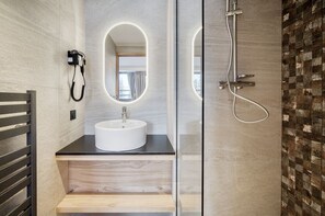 Articles de toilette gratuits, sèche-cheveux, serviettes fournies