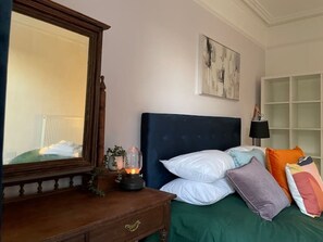 6 bedrooms, iron/ironing board, travel cot, free WiFi - Amazing Detached Victorian Villa really close to the sea! (Paignton)