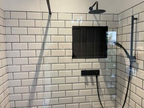 Combined shower/bathtub, hair dryer, towels, toilet paper