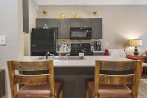 Apartment, Mehrere Betten, Terrasse, Blick auf den Golfplatz (Holiday Ridge Escape) | Eigene Küche | Wasserkocher mit Kaffee-/Teezubehör