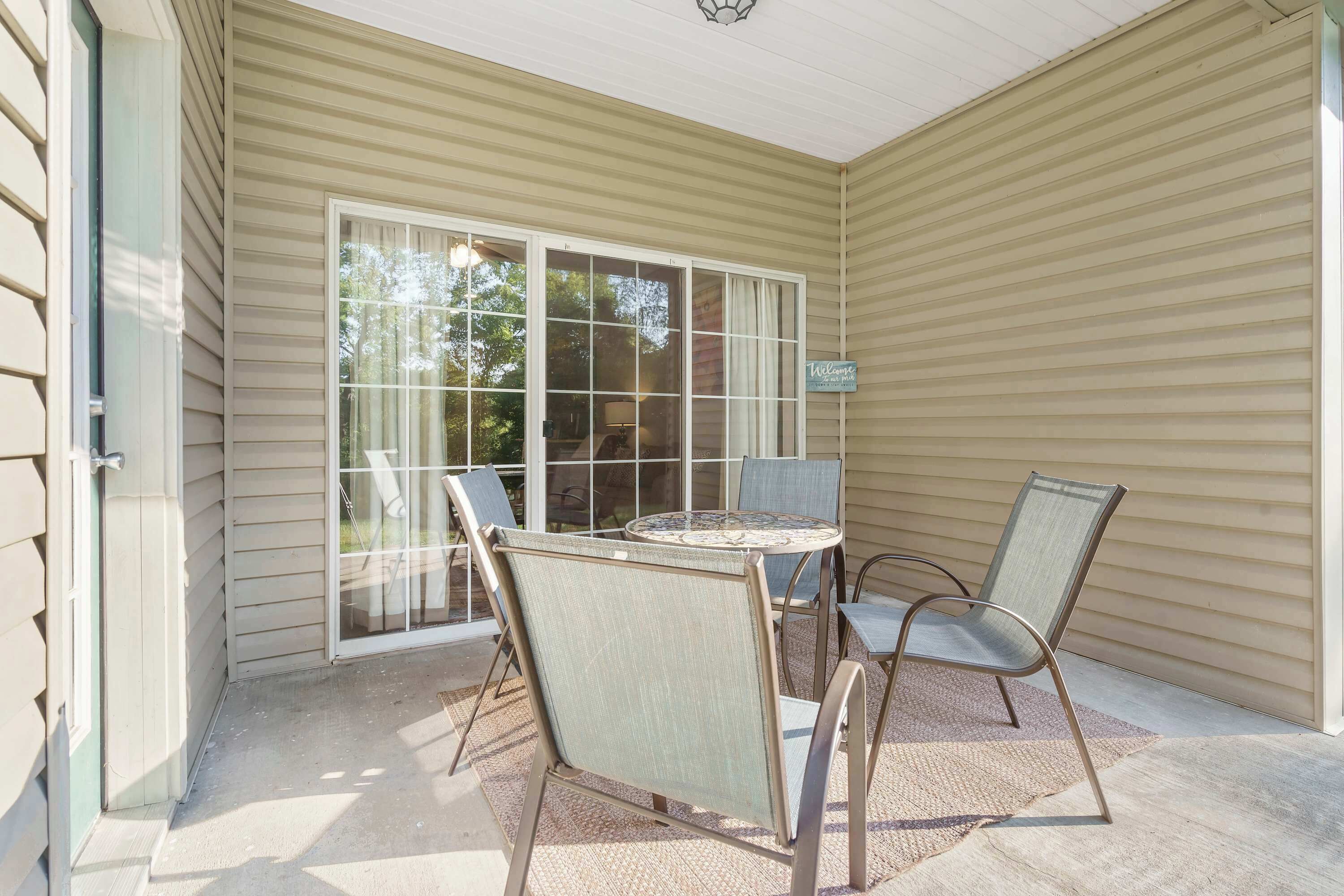 Huoneisto, useita sänkyjä, patio, näköala golfkentälle (Holiday Ridge Escape) | Ulkoruokailutilat