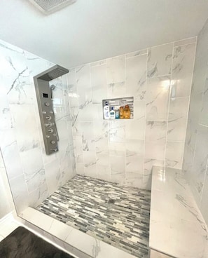 Combined shower/tub, towels, shampoo, toilet paper