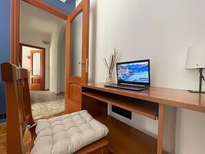 2 camere, una scrivania, insonorizzazione, ferro/asse da stiro