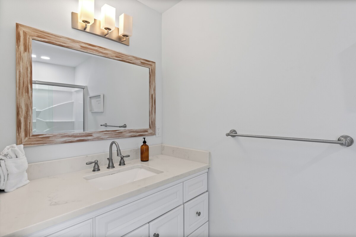 Photo 18 of Destin Dolphin by AvantStay | 2 Mins To Beach w/Pool & Outdoor Entertaining Area