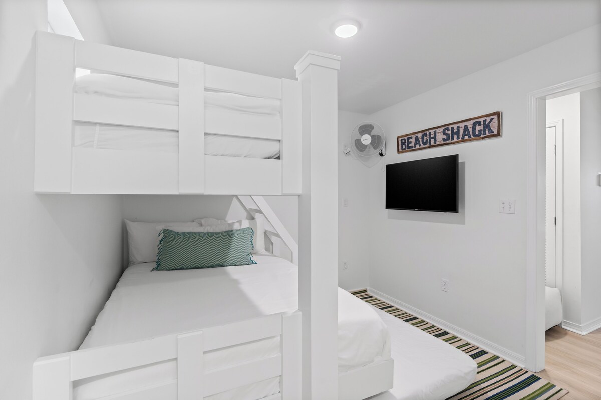 Photo 30 of Destin Dolphin by AvantStay | 2 Mins To Beach w/Pool & Outdoor Entertaining Area