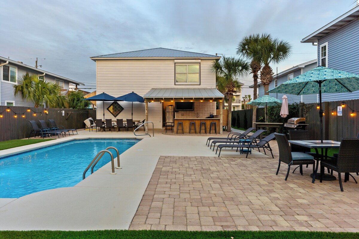 Photo 3 of Destin Dolphin by AvantStay | 2 Mins To Beach w/Pool & Outdoor Entertaining Area