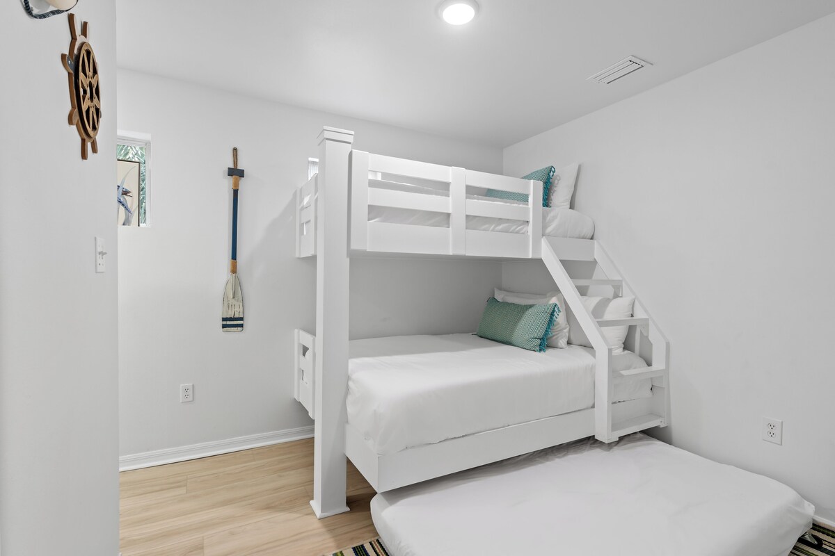 Photo 28 of Destin Dolphin by AvantStay | 2 Mins To Beach w/Pool & Outdoor Entertaining Area