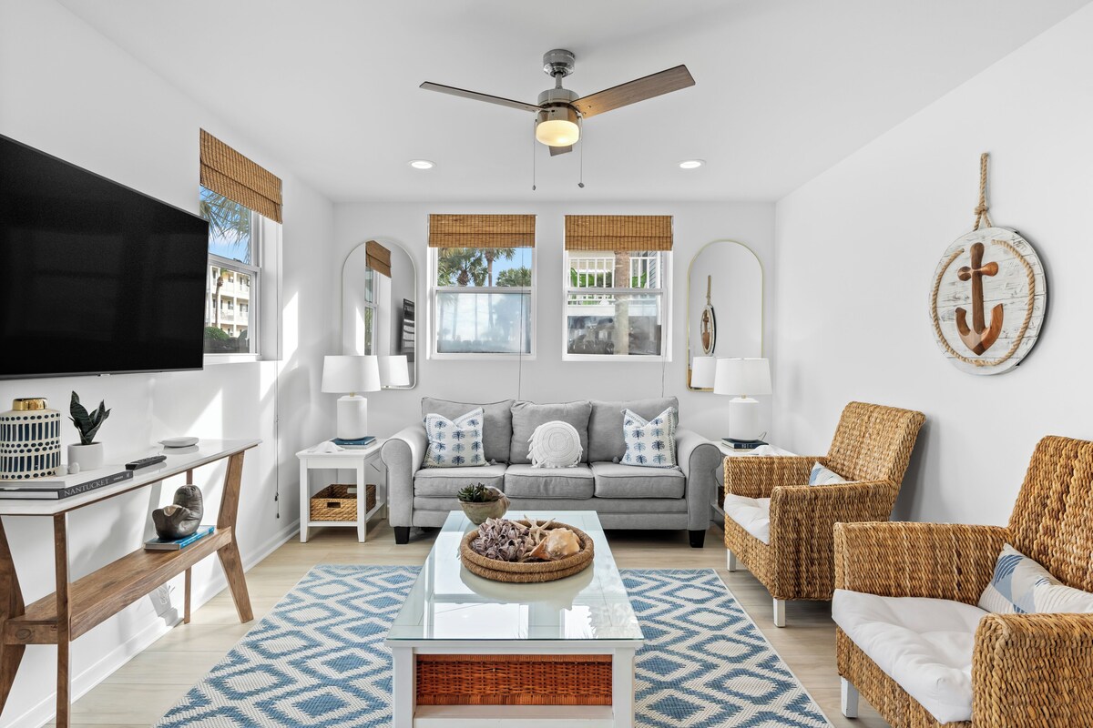 Photo 5 of Destin Dolphin by AvantStay | 2 Mins To Beach w/Pool & Outdoor Entertaining Area