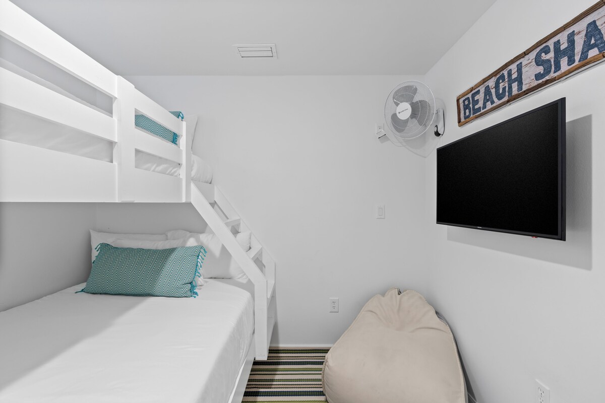 Photo 29 of Destin Dolphin by AvantStay | 2 Mins To Beach w/Pool & Outdoor Entertaining Area
