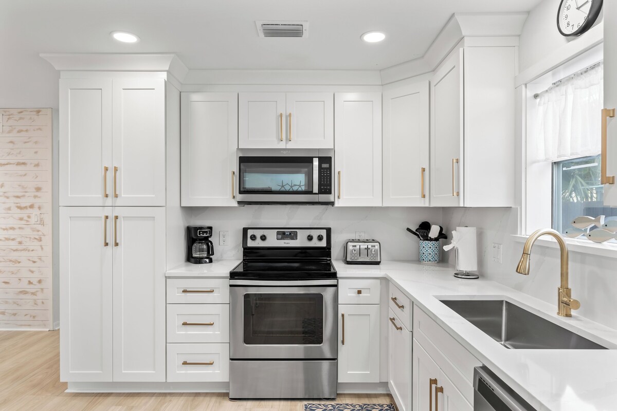 Photo 13 of Destin Dolphin by AvantStay | 2 Mins To Beach w/Pool & Outdoor Entertaining Area