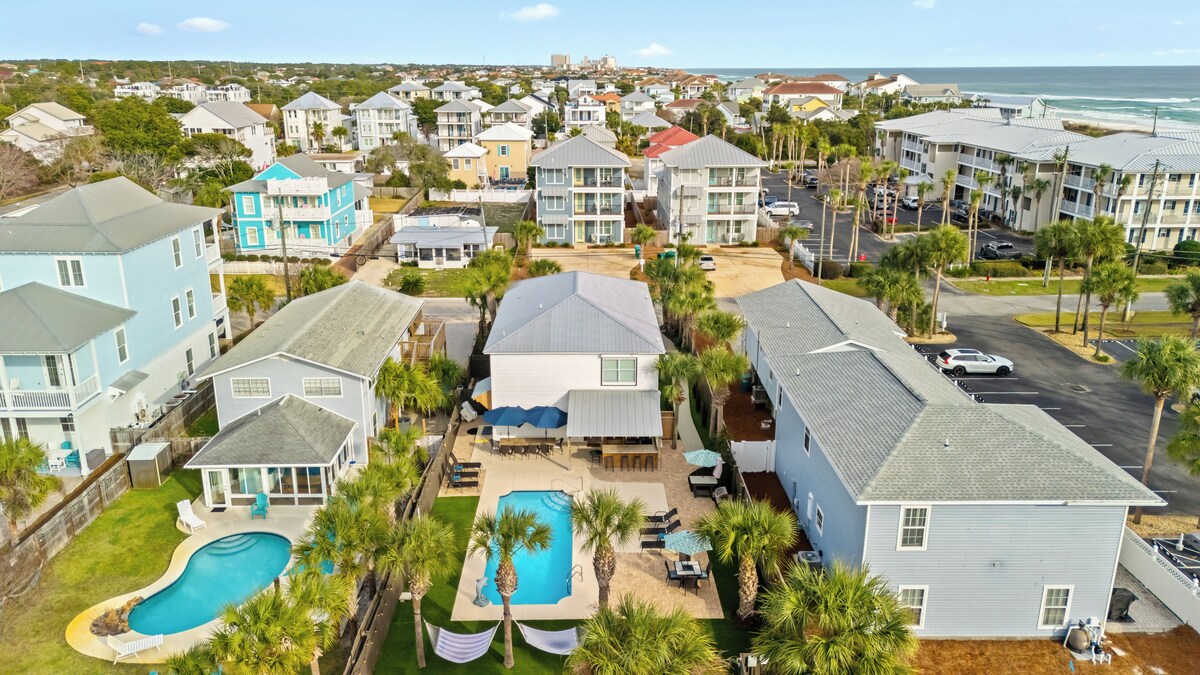 Photo 4 of Destin Dolphin by AvantStay | 2 Mins To Beach w/Pool & Outdoor Entertaining Area