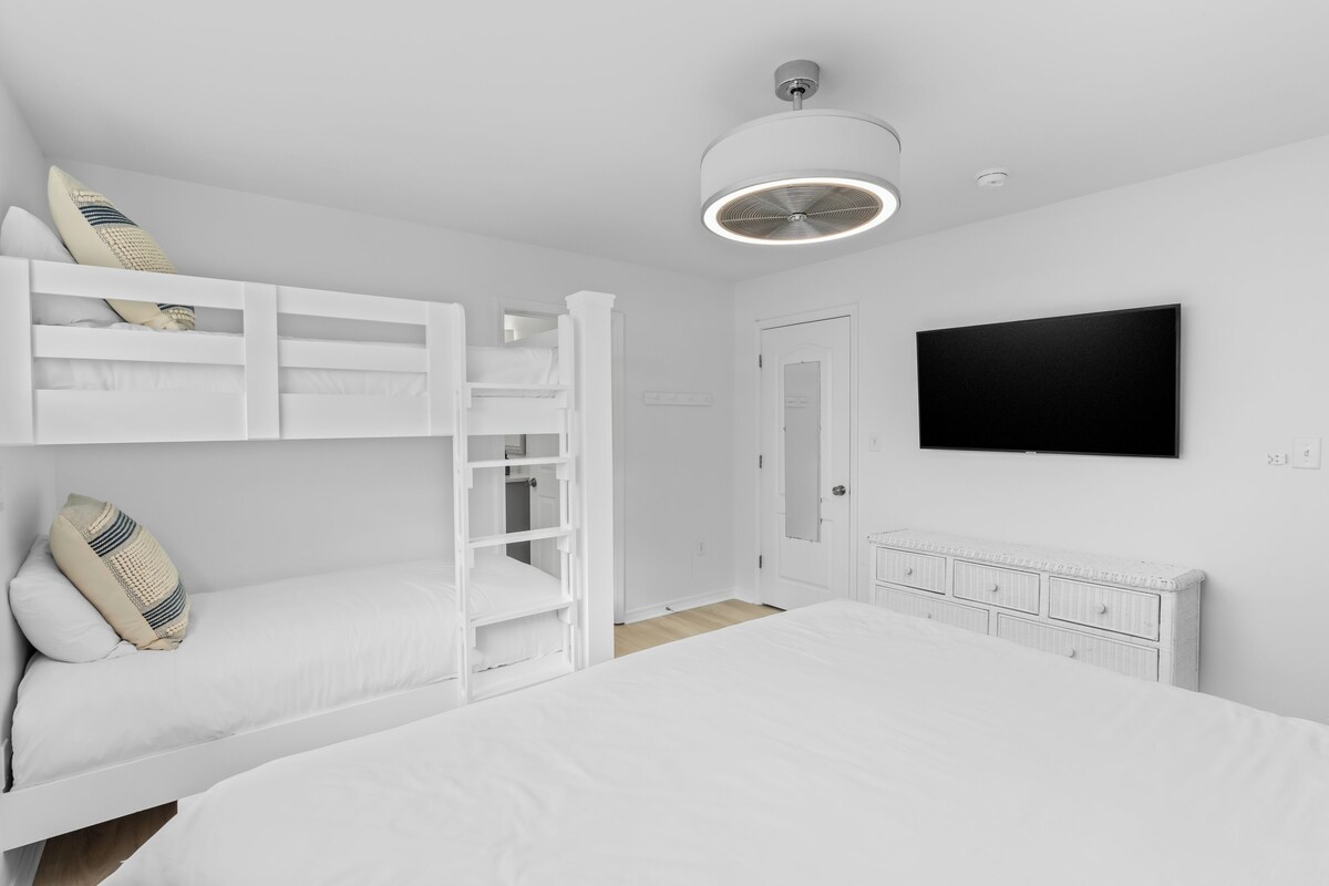 Photo 24 of Destin Dolphin by AvantStay | 2 Mins To Beach w/Pool & Outdoor Entertaining Area