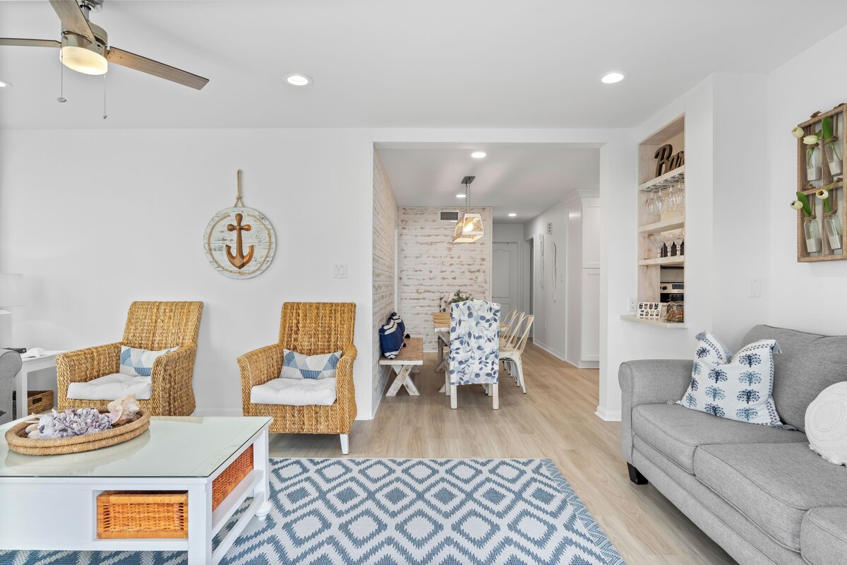 Photo 8 of Destin Dolphin by AvantStay | 2 Mins To Beach w/Pool & Outdoor Entertaining Area