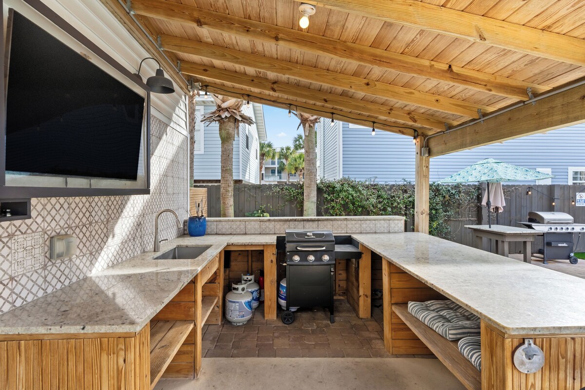 Photo 41 of Destin Dolphin by AvantStay | 2 Mins To Beach w/Pool & Outdoor Entertaining Area