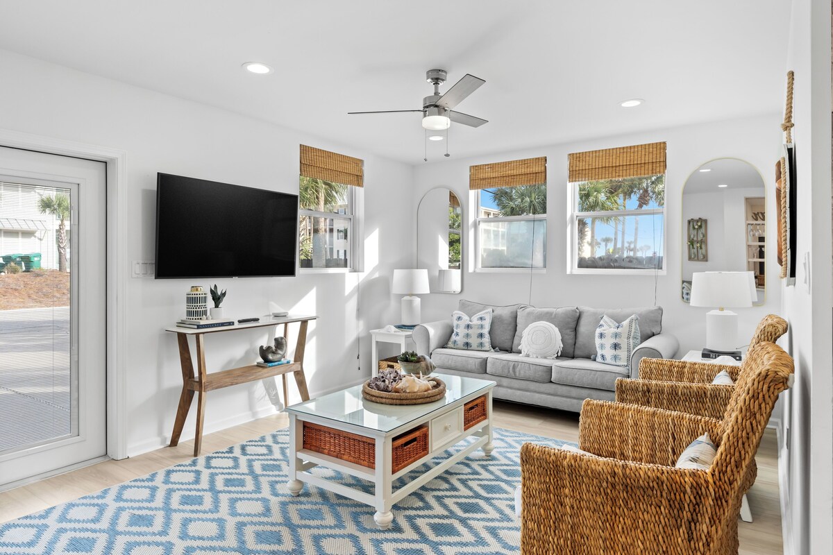 Photo 6 of Destin Dolphin by AvantStay | 2 Mins To Beach w/Pool & Outdoor Entertaining Area