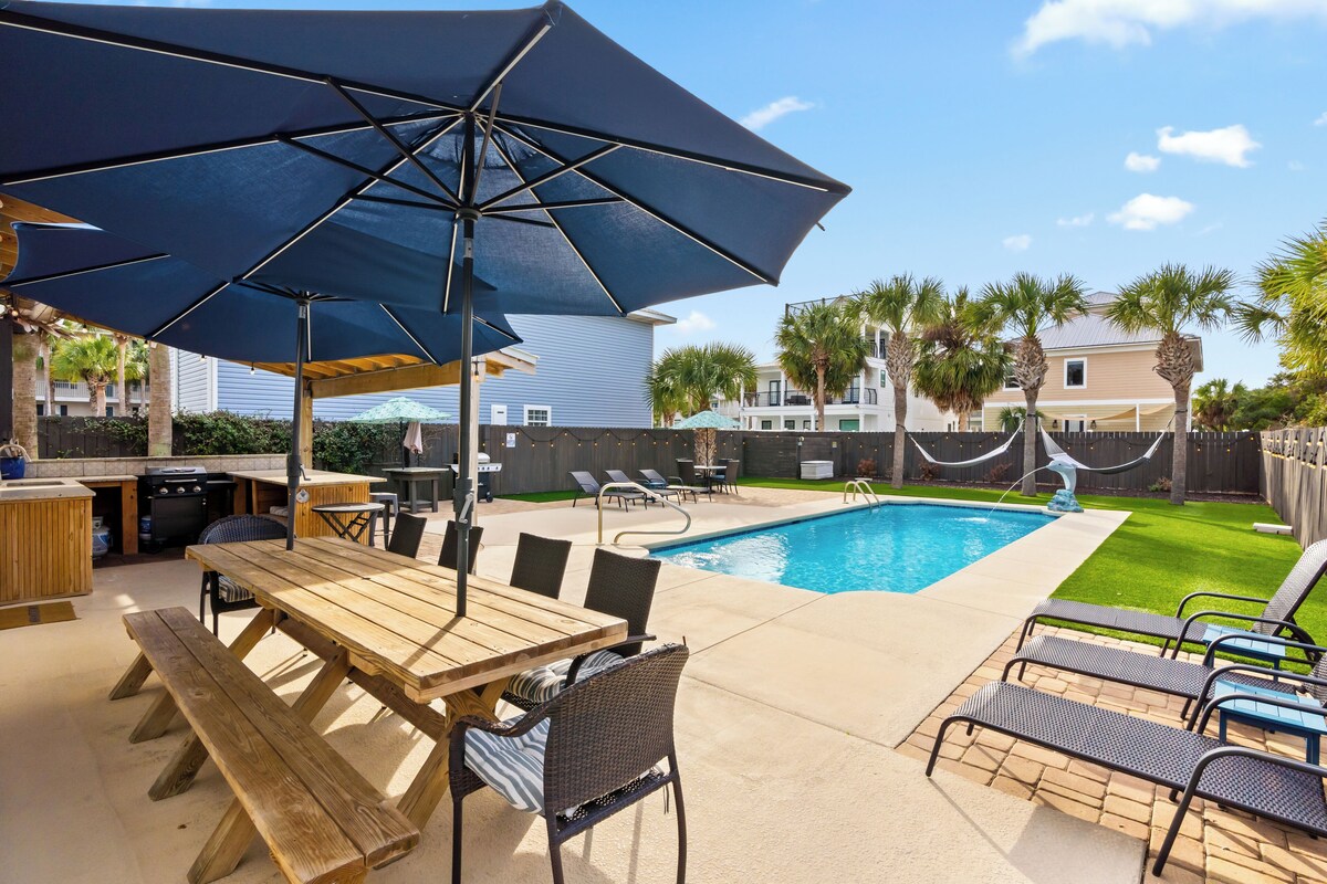 Photo 2 of Destin Dolphin by AvantStay | 2 Mins To Beach w/Pool & Outdoor Entertaining Area