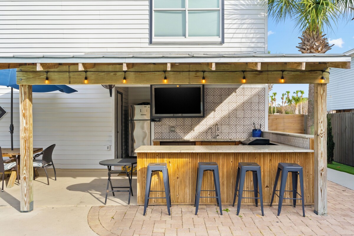 Photo 40 of Destin Dolphin by AvantStay | 2 Mins To Beach w/Pool & Outdoor Entertaining Area