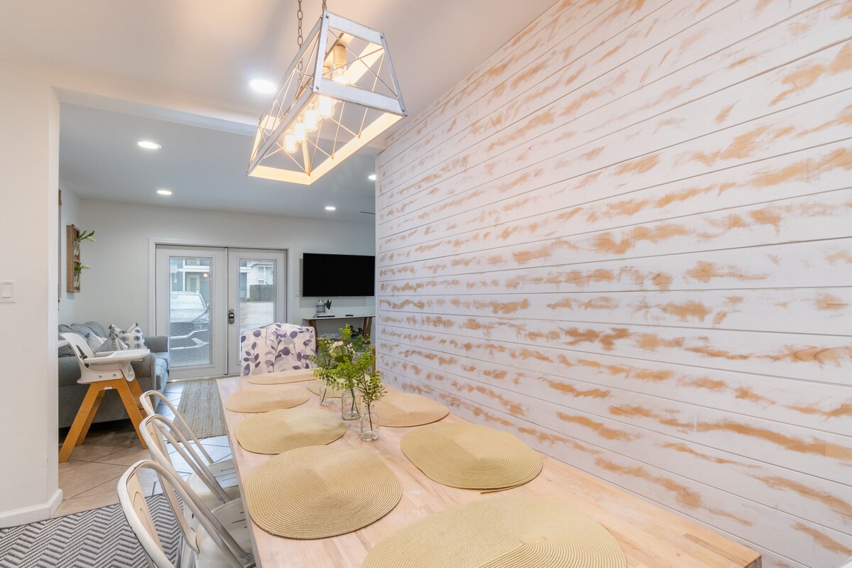Photo 9 of Destin Dolphin by AvantStay | 2 Mins To Beach w/Pool & Outdoor Entertaining Area