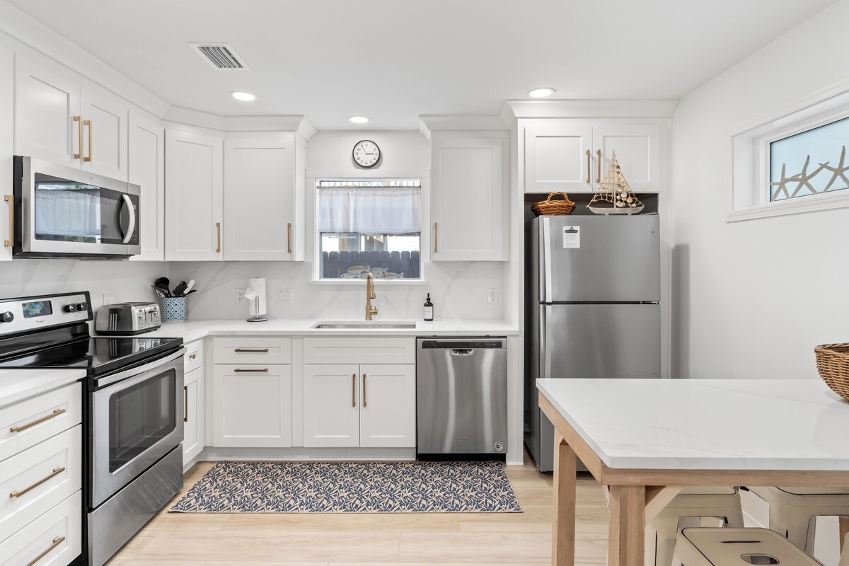 Photo 12 of Destin Dolphin by AvantStay | 2 Mins To Beach w/Pool & Outdoor Entertaining Area